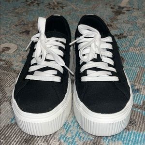 Platform tennis shoes